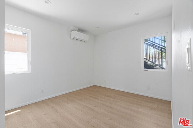 Building Photo - 3118-3114 W 109th St