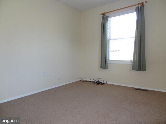 Building Photo - 2074 Lake Grove Ln