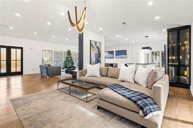 Building Photo - 915 Lost Forest Dr NW