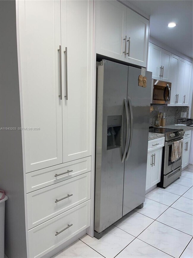 Building Photo - 1625 N 15th Terrace