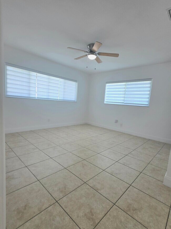 Building Photo - 806 N 31st Ct