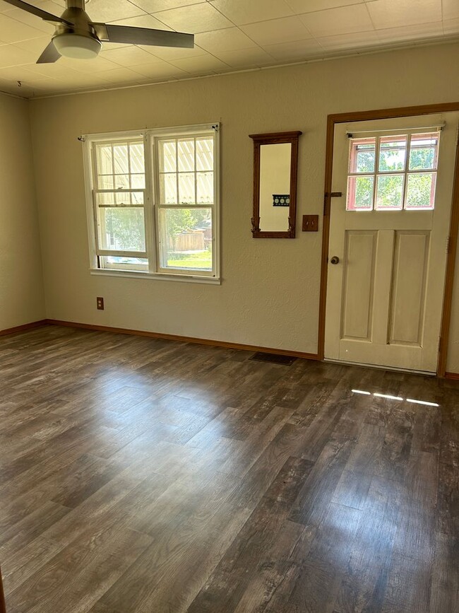 Building Photo - Cozy Single Family House for Rent