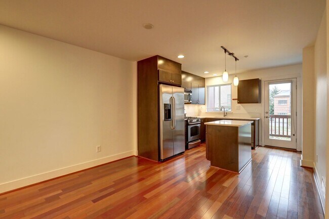 Building Photo - Elegant 2 Bedroom/1 Bath Town Home in Perf...