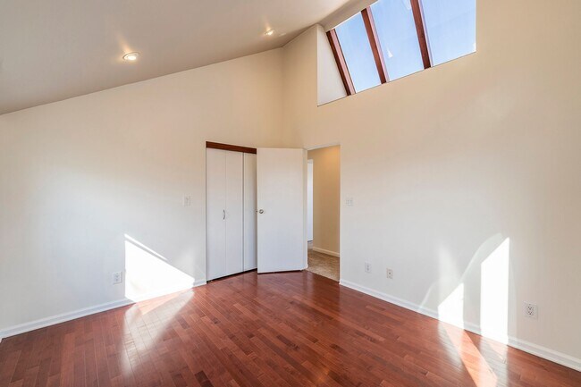 Building Photo - Warm & Inviting Manhattan Beach Rental Home!
