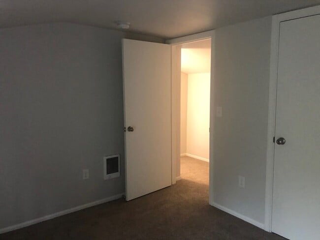 Building Photo - BEAUTIFUL TWO BEDROOM CHARMER LOCATED IN LONGVIEW