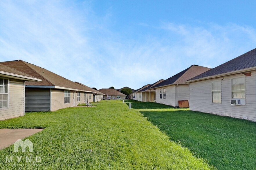 Building Photo - 1120 S Clifton Ave