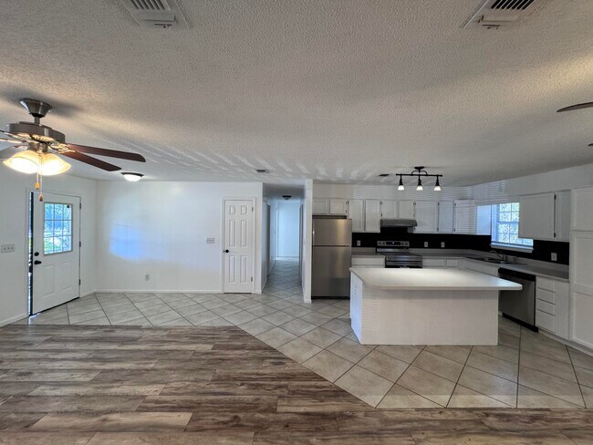 Building Photo - 6868 E Bay Blvd