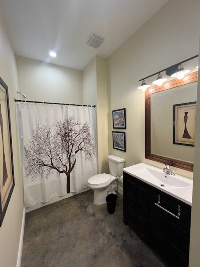 Building Photo - Gorgeous Fully Furnished 4BR/3BA Home – Id...