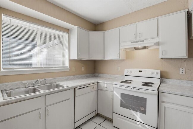 Building Photo - 1628 Claudia Dr