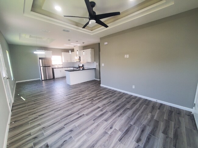 Building Photo - 1305 E Iris Ave