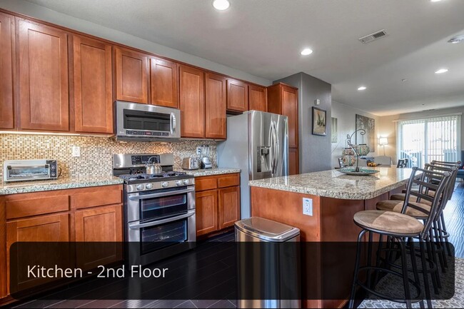 Building Photo - 3 bedrooms townhome in Eastlake/Otay Ranch...