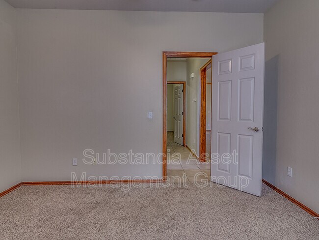 Building Photo - 901 NE 26th Ct