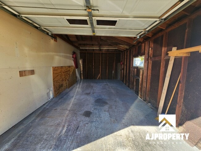 Building Photo - 2 Bedroom 1 Bathroom Near Edison Middle School