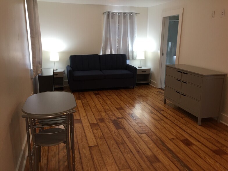 Building Photo - 800 Roosevelt Pl