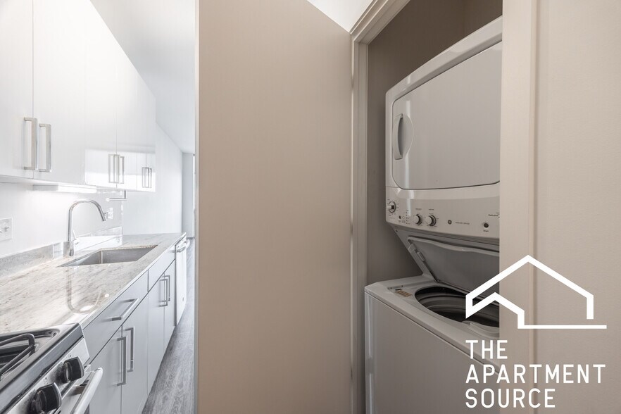 Building Photo - 2340 N California Ave