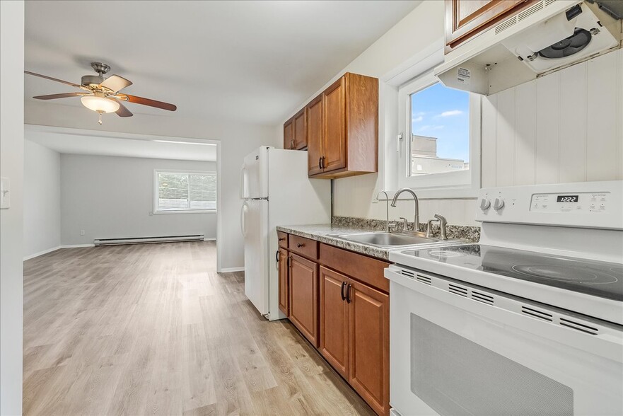 Eat-in Kitchen - 16 US Highway 206