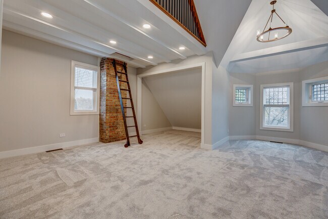 Building Photo - 5241 Lyman Ave