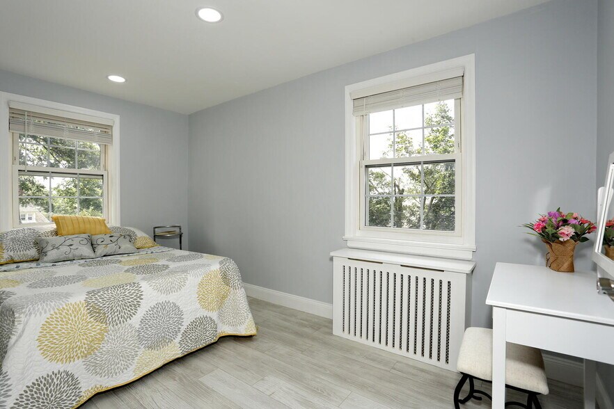 Building Photo - 100 Huguenot Ave