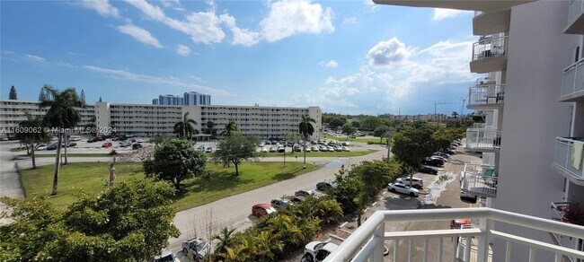 Building Photo - 18031 Biscayne Blvd