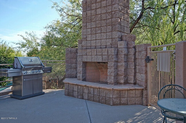 Building Photo - 6655 N Canyon Crest Dr