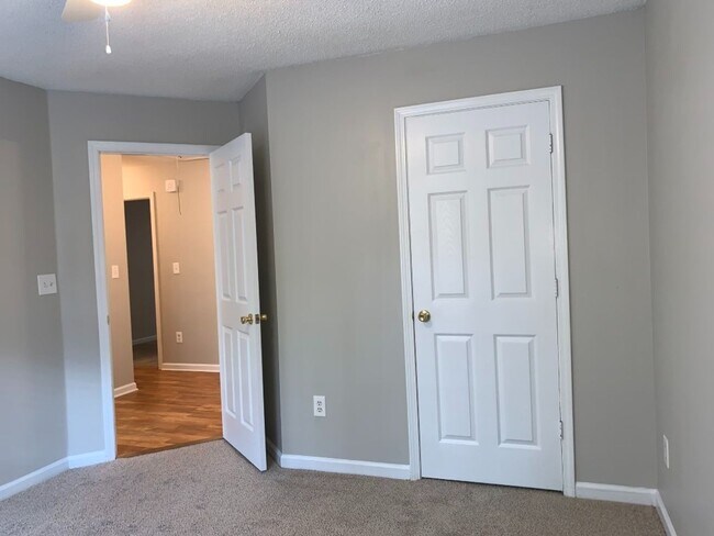 Building Photo - Wow! Northgate district! 3 bed, 2 bath, ranch style home, hardwood flooring, must see!