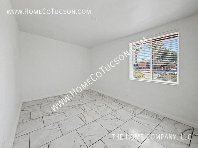 Building Photo - 6225 E Calle Aurora