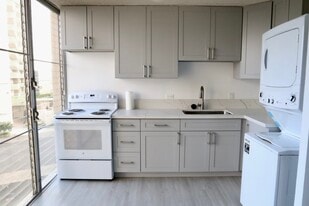 Building Photo - 1702 Kewalo St