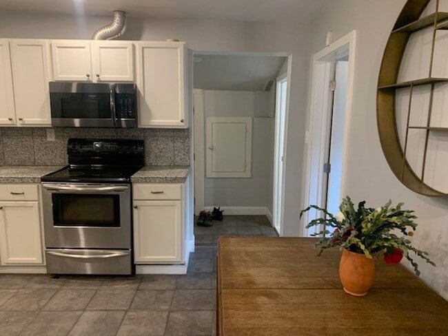 Building Photo - Classic Updated Bungalow.  2 bed with flex...