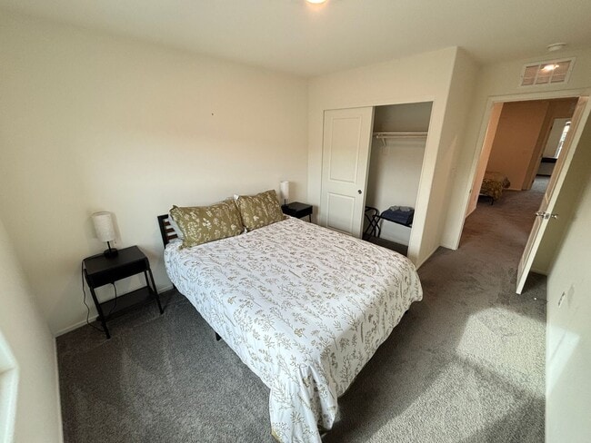 Building Photo - Gorgeous 3Bed/2.5Bath/2Car Townhome located in Southwest Las Vegas- Make the Move for Less: $300 ...