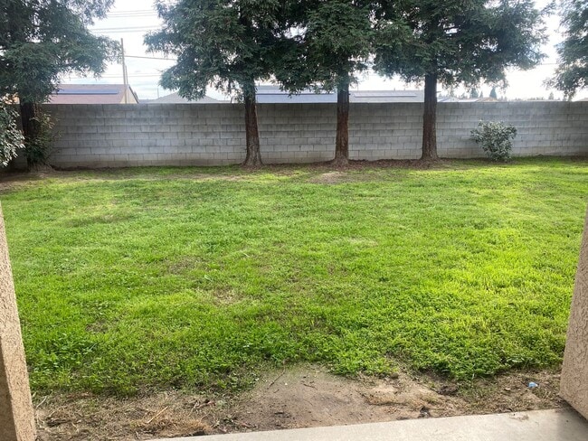 Building Photo - 4 bedroom 2 bathroom house in SE Visalia!