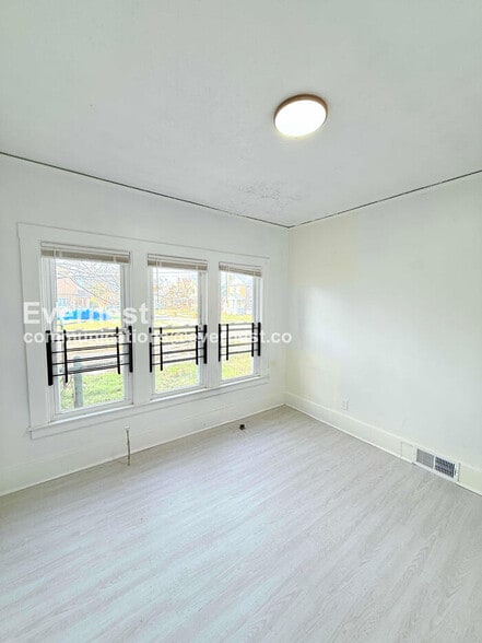 Building Photo - 8939 Dexter Ave