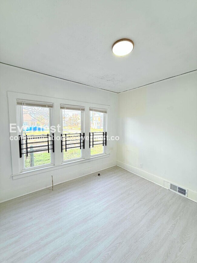 Building Photo - 3 Bed/1 Bath Home with Laundry Hookups / Pet-Friendly / Vouchers Accepted / Available Soon!