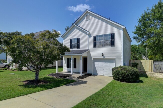 Primary Photo - Freshly Updated 3 bedroom Home with New Ro...