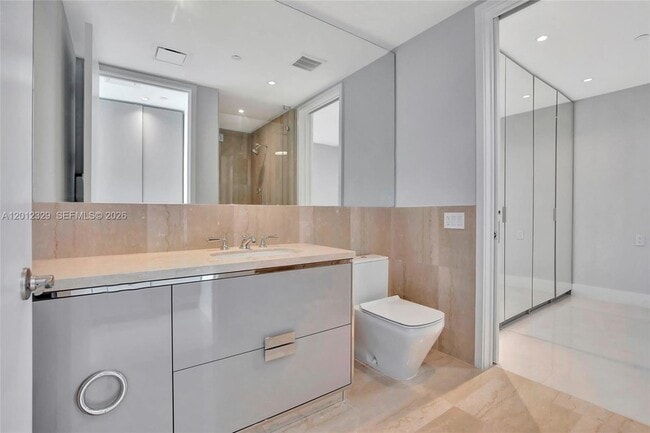 Building Photo - 15701 Collins Ave