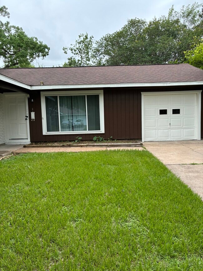 Building Photo - 7414 Marinette Dr