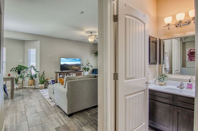 Building Photo - Beautiful Modern & Contemporary House 3 beds-2 baths in 79932