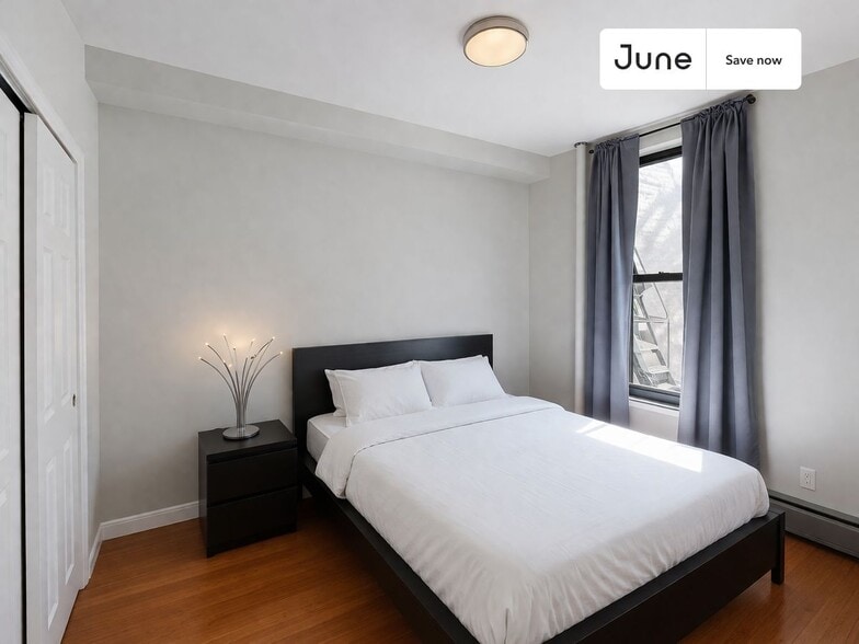 Building Photo - 301 E 104th St