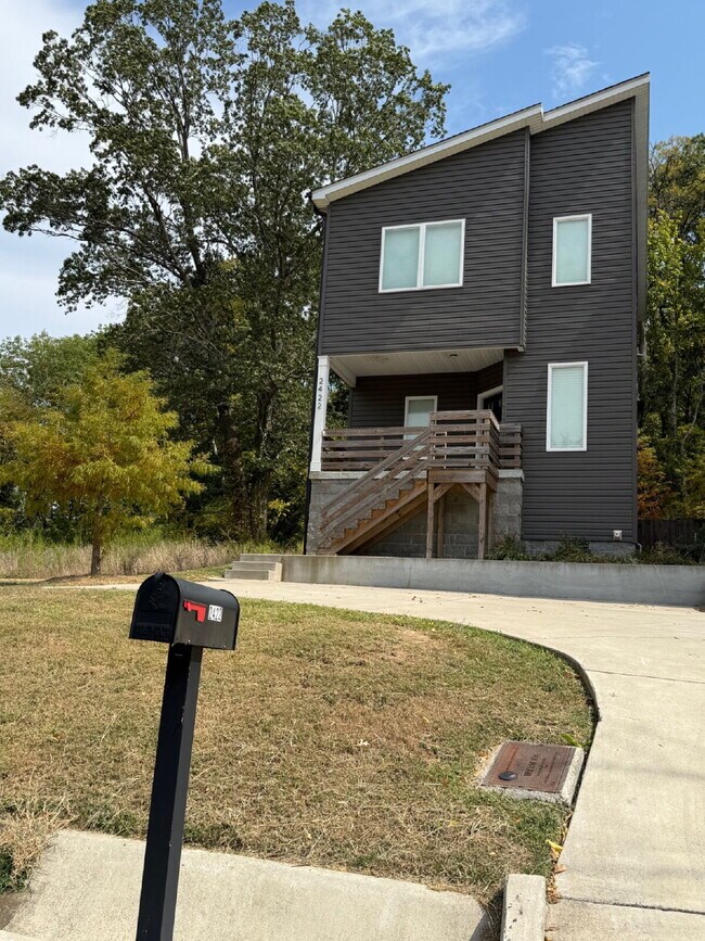 Building Photo - Amazing 3 bed 2.5 w/fenced yard. 10 min fr...