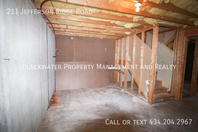 Building Photo - 211 Jefferson Ridge Rd