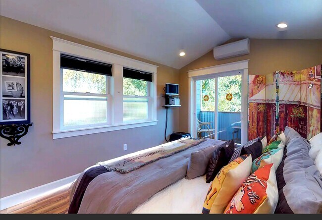 Building Photo - 6625 Amherst N St