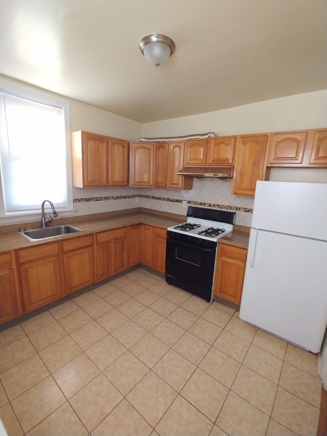 Building Photo - Modern & Comfortable Lawncrest home-North ...
