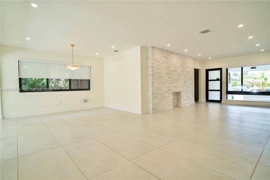 Building Photo - 8811 Carlyle Ave