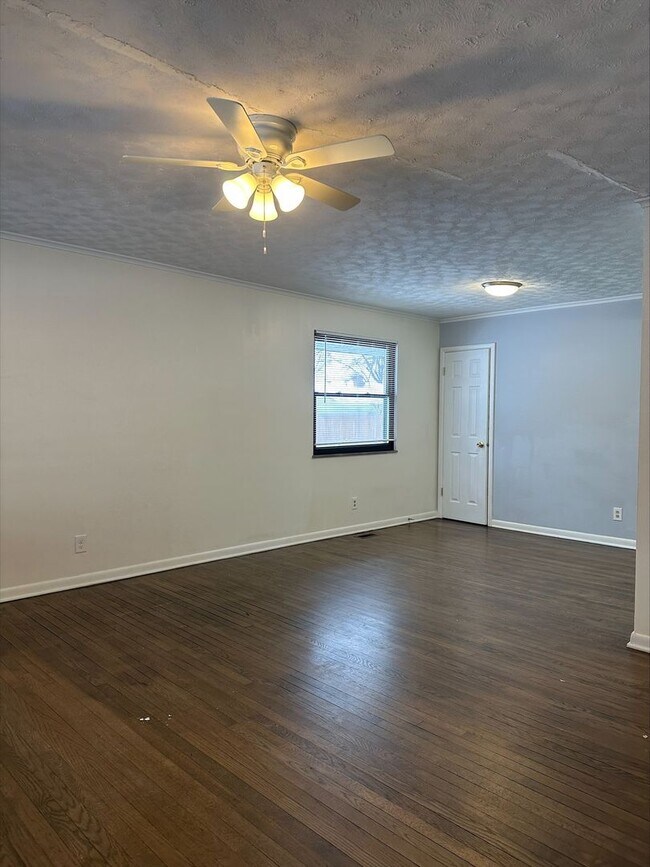 Building Photo - Welcome to this beautiful charming 3-bedroom, 2-bathroom house located in Columbus, OH!