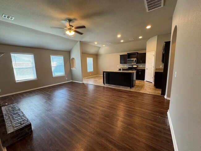 Building Photo - 4 bed, 2 bath, 3 car garage!