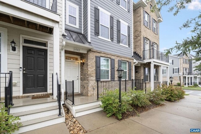 Building Photo - 4 Bedroom 3.5 Bathroom Townhouse with 2 Car Garage - Brownsville Elementary School District