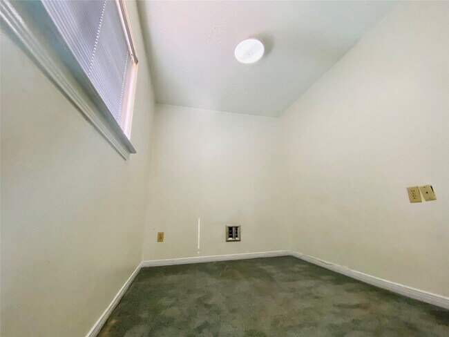 Building Photo - 2001 Highland Hills Dr