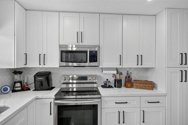 Building Photo - 8131 NW 44th Ct