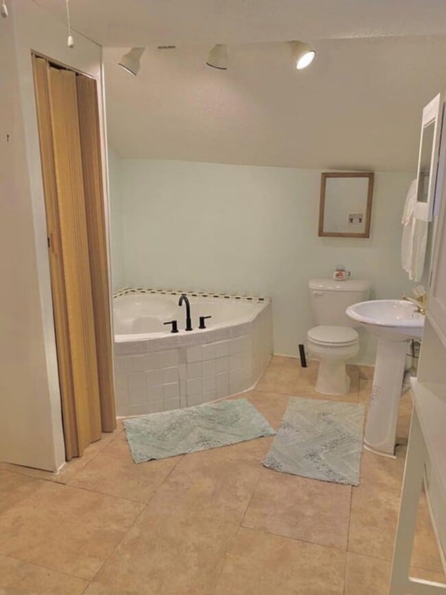 Building Photo - very nice 3 bedrooms house in a small town
