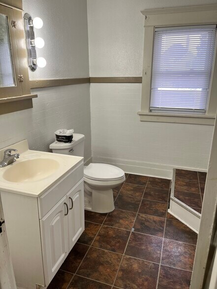 Building Photo - 218 Hammond Ave