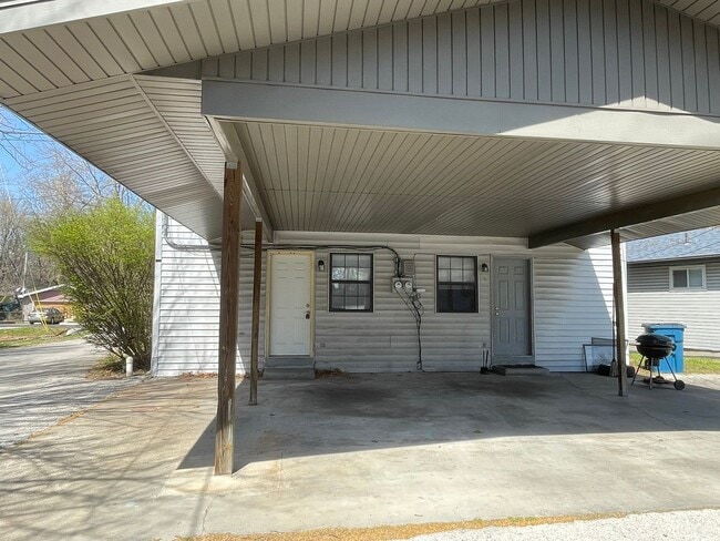 Building Photo - 521 N Oak Grove Ave